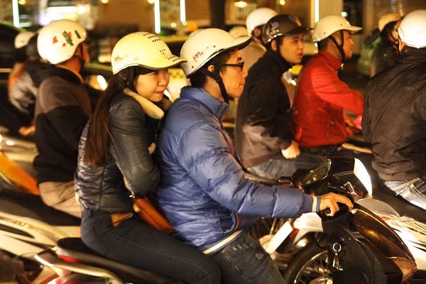Những ngày đông, việc mặc áo ấm là điều đương nhiên. Thời trang mùa đông rất đa dạng từ những chiếc quần jean phối hợp với áo gió hay là những chiếc quần tất kết hợp với áo chùm mông sẽ giúp các bạn trẻ tự tin và phi ra đường để đón cái gió lạnh. Ảnh: Doisongphapluat.