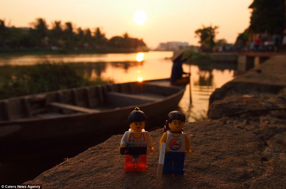 Vợ chồng du khách Lego đã gây bão trên Internet với hình ảnh đeo ba lô, một người cầm bản đồ, một người cầm máy ảnh chu du khắp nơi trên thế giới. Trong ảnh là vợ chồng Lego đang ghi lại khoảnh khắc hoàng hôn tuyệt đẹp tại Hội An, Quảng Nam, Việt Nam.