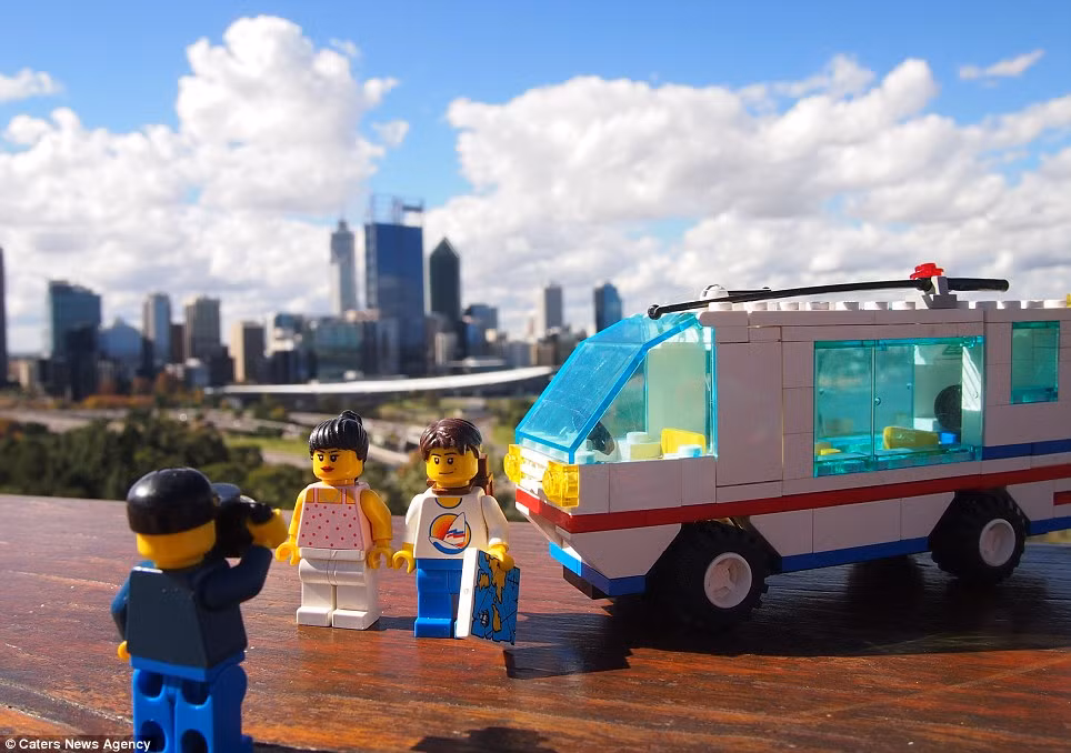 Cặp vợ chồng du khách Lego đã đến thăm Scotland, Anh, Pháp, Bồ Đào Nha, Tây Ban Nha, Đan Mạch, Lào, Việt Nam, Malaysia, Thái Lan và hiện đang pose hình theo cách của họ tại đất nước xinh đẹp Australia.