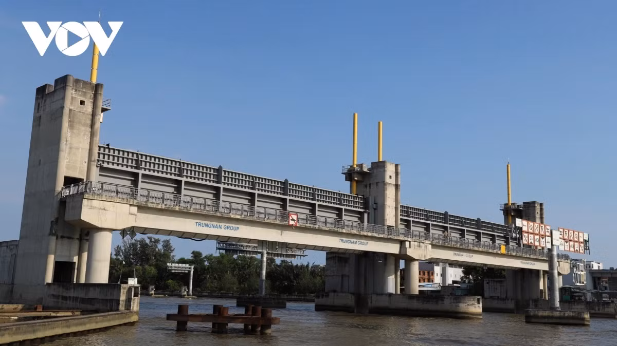 Cống Phú Xuân đã lắp 2 cửa van nặng 212 tấn vào tháng 8/2020 nhưng sau đó cũng ngừng thi công vì gặp nhiều vướng mắc.