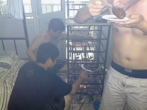 Thản nhiên nướng thịt trong phòng ở kí túc xá. Không gian bẩn thỉu và quánh đặc khói.