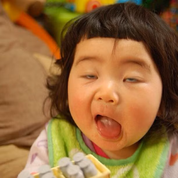 Còn cô em gái Pippi đã biết làm mặt xấu chọc cười bố mẹ từ khi còn bé tí. Có lẽ là cô bé học theo ông anh hiếu động của mình.