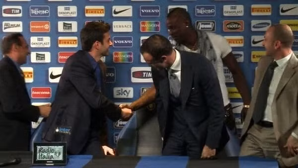 Tháng 3/2012: Trong khi Stramaccioni đang loay hoay tìm chỗ ngồi thì Balotelli lao thẳng vào phòng họp, bắt tay từng thành viên trong ban lãnh đạo đội bóng. Không chỉ tân HLV Stramaccioni mà cả những người có mặt trong cuộc họp đều ngạc nhiên khi thấy Balotelli xuất hiện tự nhiên như ở nhà.