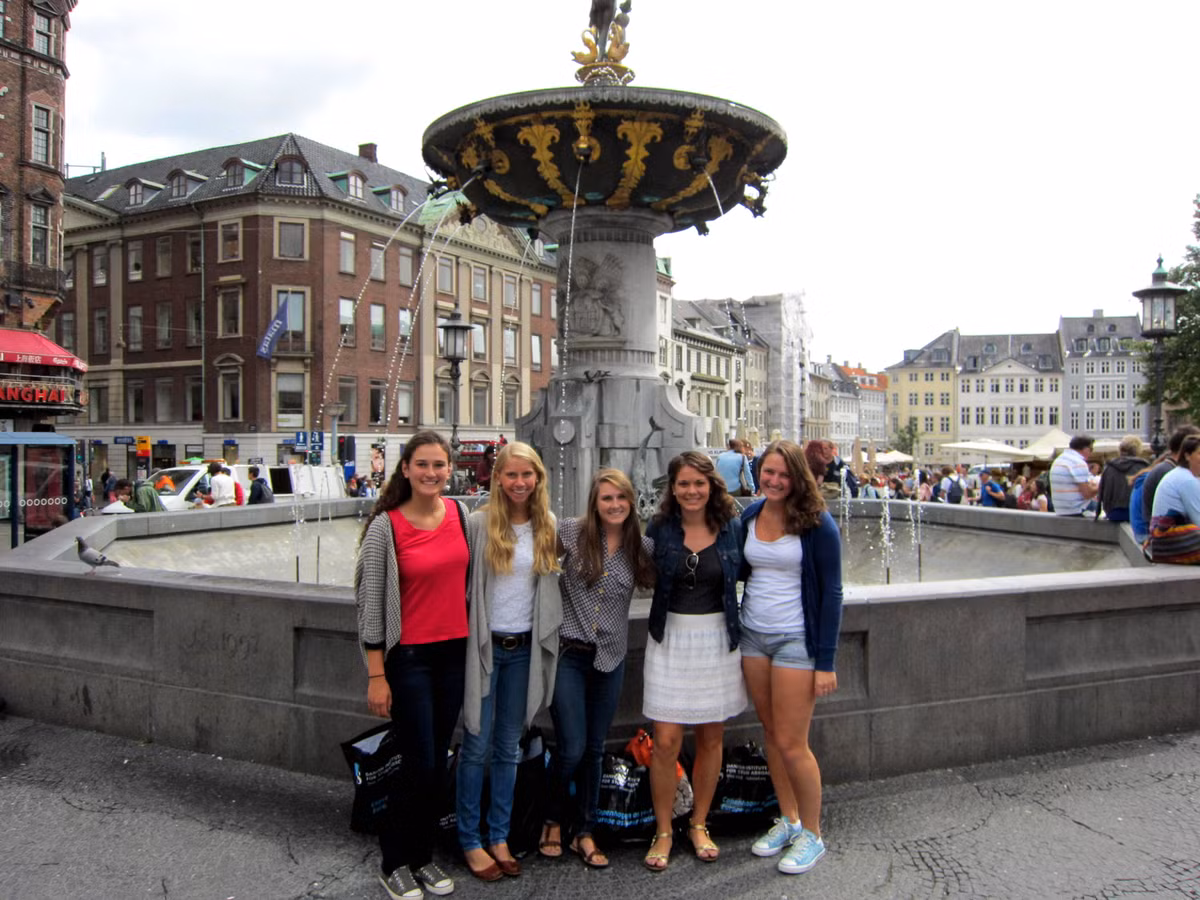 Copenhagen (Đan Mạch): Đến với Copenhagen du khách chắc chắn sẽ không thể bỏ qua những địa danh nổi tiếng như Hoàng cung Amalienborg, nhà thờ Cẩm Thạch hay Hoàng cung Rosenborg. Đôi mắt của du khách ngoài việc ngắm nghía cảnh đẹp còn có một công việc nữa là ngắm các cô gái đẹp nơi đây. Những cô gái ở Copenhagen không chỉ có vẻ ngoài xinh đẹp mà họ còn được đánh giá cao bởi nét thu hút của tri thức. Ảnh: Blog.wofford.edu.