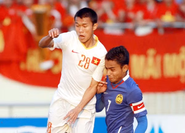  Chung kết Seagame 2009: U23 Việt Nam 0-1 U23 Malaysia. Chính U23 Malaysia đã bị U23 Việt Nam đánh bại với tỷ số 3-1 ở vòng bảng. Gặp lại ở trận chung kết, tưởng rằng U23 việt Nam sẽ hóa giải cơn khát vàng của bóng đá nam Việt Nam tại Seagame, nhưng chúng ta đã bước tới cửa thiên đường mà vẫn không thể bước vào. Đau đớn nhất, chính sai lầm của hệ thống phòng ngự của U23 Việt Nam đã vứt đi tất cả công lao.