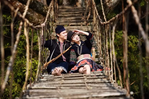 Với những đôi uyên ương không có nhiều thời gian đi chụp ảnh cưới dài ngày thì Hòa Bình là một lựa chọn lý tưởng. Cách Hà Nội chừng 2 giờ đi bằng ô tô, các cặp đôi đã được hòa mình vào núi non. Ảnh: dulichsapavn.