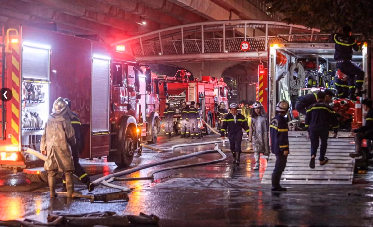 Tới 1h50, lực lượng chức năng rào chắn khu vực, yêu cầu người dân trở về nhà, không tập trung quanh hiện trường.