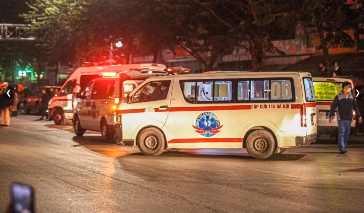 Xe cứu thương chờ sẵn chở nạn nhân đưa tới bệnh viện, gần nhàlà Bệnh viện E và Nhà tang lễ Trần Vỹ ở quận Bắc Từ Liêm.