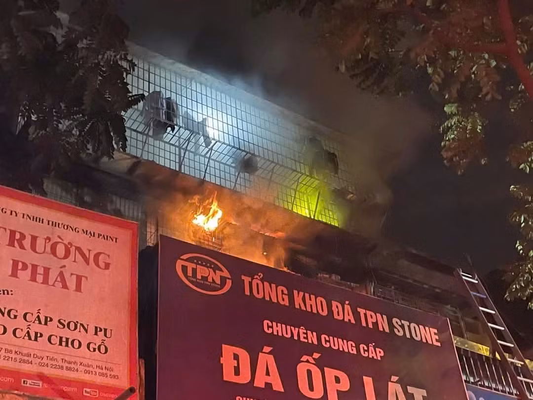 Ngọn lửa bốc lên dữ dội đã cháy lan sang khu vực bên cạnh