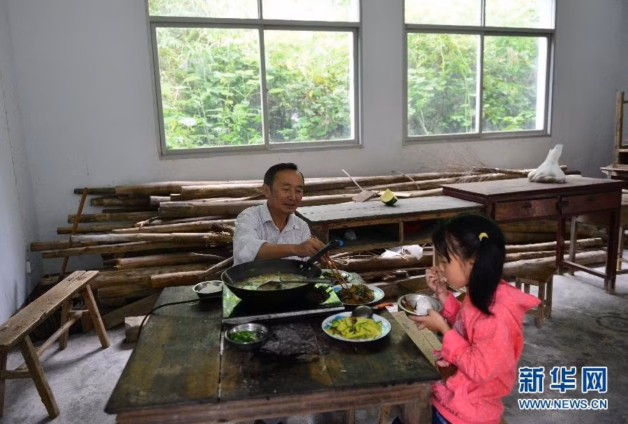 "Tại sao lại chỉ có một em bé đi học? Cả một vùng chỉ có 1 em bé trong độ tuổi đến trường hay sao? Một thầy giáo dạy nhiều học sinh có thể hiểu được, nhưng một học trò thì...", "Tại sao không vận động các em khác đến trường?", những bình luận bức xúc của cư dân mạng. Trong ảnh là bữa trưa đạm bạc của thầy và trò.