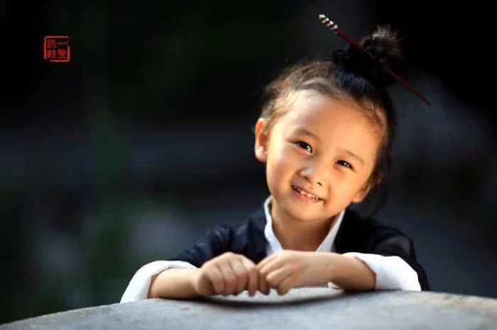 "Ôi, trông cô bé như bước ra từ một bộ phim cổ trang ấy, thực sự quá đáng yêu!", "Lớn lên hãy đi làm diễn viên bên cạnh là một đạo sĩ nhé cô bé, dễ thương hơn các tiểu sư thầy rồi", cư dân mạng tán dương vẻ ngây thơ của nữ tu sĩ đạo Lão nhí.