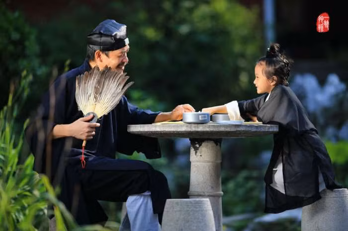 Đấu trí khi chơi cờ vây với sư phụ của mình.