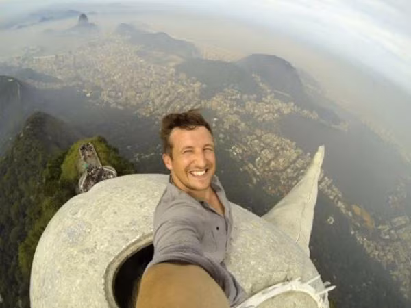 Mùa hè 2014, một bạn trẻ đã leo lên nóc tượng Chúa Cứu Thế tại thành phố Rio De Janeiro để chụp tự sướng.