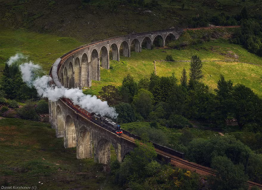 Hình ảnh chuyến tàu tới trường Hogwarts của Harry Potter ở sân ga 3/4 được lấy bối cảnh tại chính Scotland xinh đẹp tuyệt vời này.