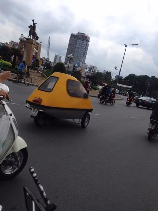 UFO xuất hiện trên đường phố Việt.