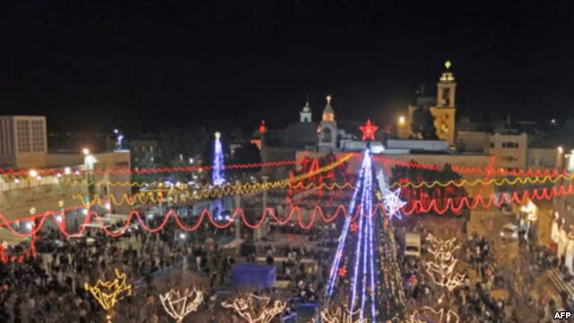  Nhà thờ Chúa Giáng Sinh (Bethlehem – Palestine): Đối với những người theo đạo Thiên Chúa, Bethlehem rất quan trọng, là nơi Chúa Jesu đã sinh ra. Bethlehem cách Jerusalem 10km về phía nam. Du khách tập trung ở đây đêm Giáng sinh để tham dự thánh lễ Giáng sinh có từ ngàn xưa và chiêm ngắm máng cỏ nơi Chúa Jesu ra đời.