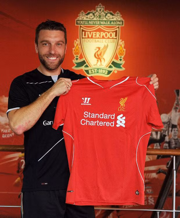 Rickie Lambert về Liverpool từ Southampton với giá 4 triệu bảng. Từng được tính là phương án thay thế cho Suarez, khi ngôi sao này được thi đấu quá nhiều trong mùa giải năm ngoái. Nhưng may mắn cho Rickie Lambert là Suarez đã ra đi và anh nghiễm nhiên trở thành tiền đạo cắm đích thực của Liverpool ở mùa giải mới.