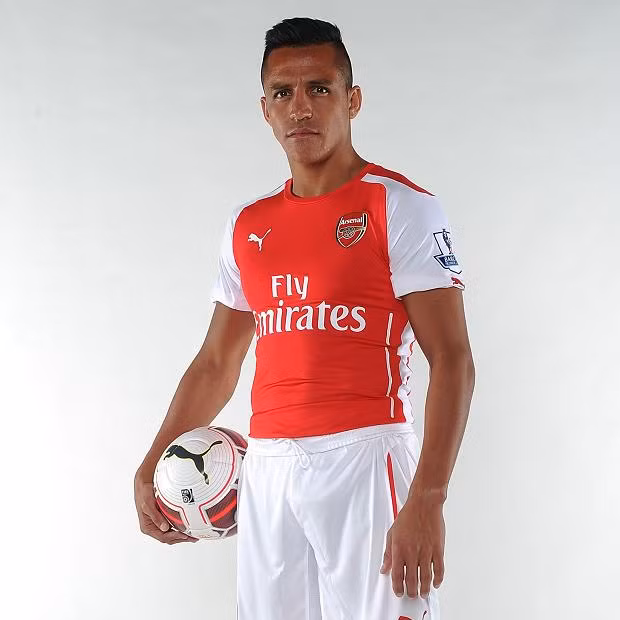 Alexis Sanchez sẽ là người chia lửa với Oliver Giroud và giúp cầu thủ quen "ăn sẵn" này trở nên nguy hiểm hơn. Sanchez sẽ thi đấu sau lưng Giroud, với tốc độ và sức mạnh của mình Sanchez sẽ hút cầu thủ đối phương và tạo khoảng trống cho Giroud tự do xoay sở.