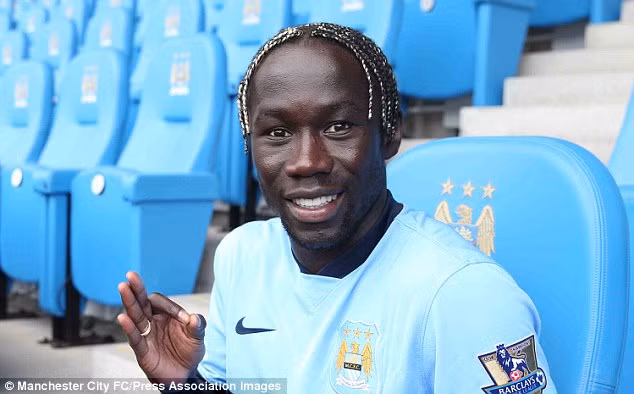 Bacary Sagna đến với Manchester City theo dạng chuyển nhượng tự do. Đây là điều thực sự may mắn cho “gã nhà giàu” thành Manchester khi không phải mất bất cứ đồng nào cho Arsenal mà vẫn sở hữu được hậu vệ cánh đẳng cấp này.