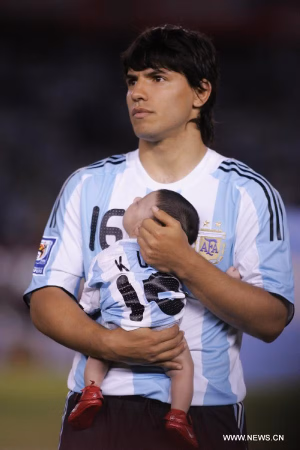 Sergio Agüero thật sự là một ông bố vĩ đại theo cả nghĩa đen và nghĩa bóng đối với đứa con của anh ấy.