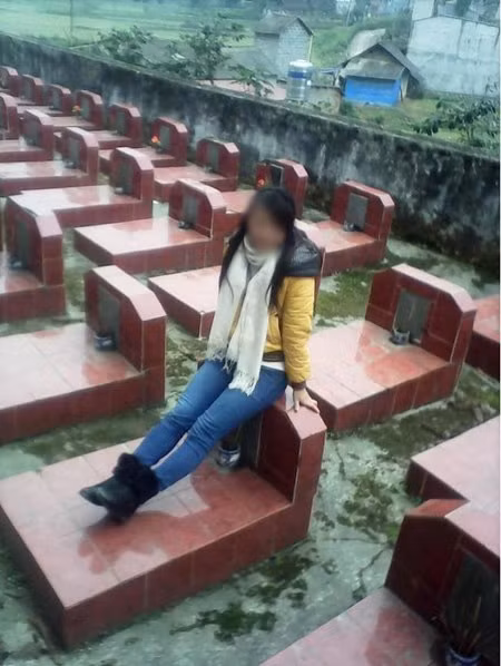 Cách đây không lâu, cư dân mạng đã dậy sóng với một cô gái trèo lên mộ liệt sĩ "tự sướng". Sau đó cô gái này đã phải công khai xin lỗi và gỡ toàn bộ ảnh chụp hôm đó trên Facebook của mình.