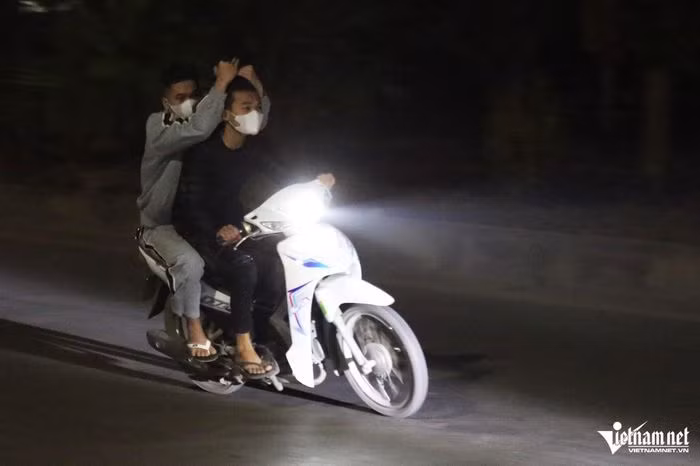 Cảnh sát 141 Hà Nội xử lý hàng loạt 'quái xế' trong đêm Noel - Hình 4 Canh sat 141 Ha Noi xu ly hang loat 'quai xe' trong dem Noel-Hinh-4