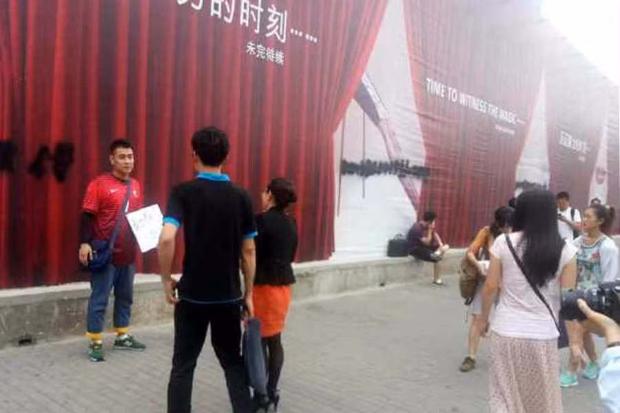 Hình ảnh về người đàn ông và câu chuyện hi hữu của mình đã được chụp lại và đăng tải trên các trang mạng xã hội, trở thành chủ đề bàn tán sôi nổi của cư dân mạng.