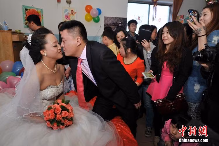 Mới đây, một đám cưới hạnh phúc và đầy xúc động của cô gái mồ côi xinh đẹp Dang Shiying đã được tổ chức tại trung tâm phúc lợi xã hội ở thành phố Thái Nguyên, thuộc tỉnh Sơn Tây (Trung Quốc).
