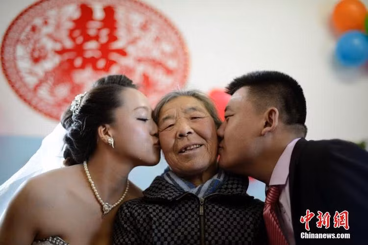 Tuy nhiên, cuộc sống của bà Wang cũng không lấy gì làm no đủ. Nhìn thấy tình cảnh đó của bà, trung tâm phúc lợi xã hội tại thành phố Thái Nguyên đã ngỏ ý giúp đỡ và cùng bà chăm sóc Shiying khi cô lên 12 tuổi.