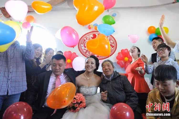 26 năm trước, bà Wang Xiulan - một người phụ nữ thôn quê đã phát hiện được một bé gái trên đường phố. Không ngần ngại, bà Wang đã quyết định nhận nuôi cô bé và đặt tên là Dang Shiying.