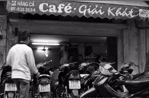 Nằm trong "bộ tứ" vang danh "Nhân, Nhĩ, Dĩ, Giảng", cafe Nhĩ lọt thỏm giữa phố hàng Cá gần ngã tư Hàng Cá và Ngõ Gạch. Không biển hiệu, cơi nới hạn chế nhưng lúc nào Nhĩ cũng được mang danh là đệ nhất cafe phố Hà Nội không lúc nào ngơi khách