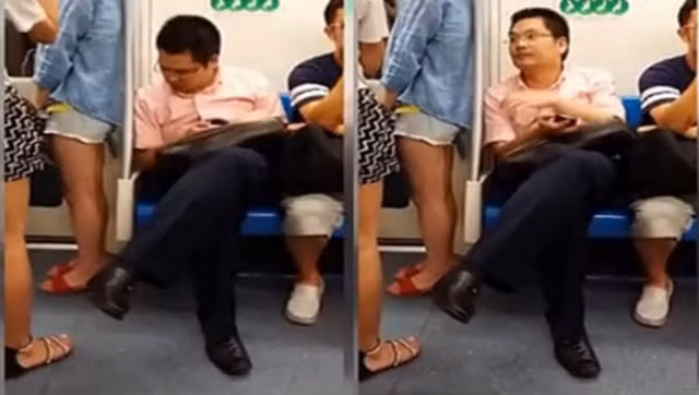 Người đàn ông chăm chú quan sát phần dưới của cô gái và ra tay giở trò.