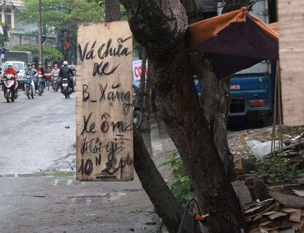 10.000 đồng cho 2 phút hỏi. Dịch vụ kèm theo vá chữa xe, bán xăng và xe ôm.