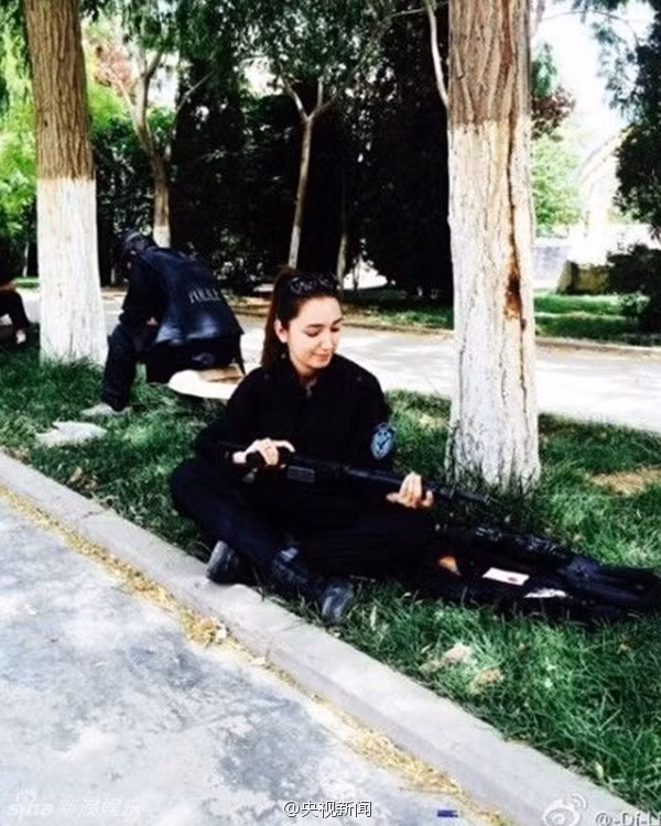 Di Li đang xem xét và kiểm tra lại vũ khí của mình. Công việc của một nữ cảnh sát đã rất vất vả, công việc của một nữ cảnh sát chống khủng bố lại khó khăn nguy hiểm gấp bội phần nhưng trên khuôn mặt nữ cảnh sát này luôn toát lên vẻ tươi tắn, rạng ngời.