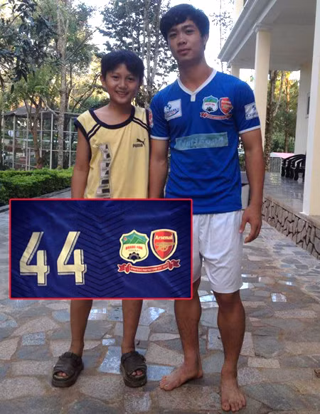 Tuy nhiên, trên thực tế, chính bản thân Công Phượng cũng không cảm thấy quá bất ngờ khi mặc áo số 44, bởi hầu hết các cầu thủ trẻ khi lên chơi chuyên nghiệp đều bắt đầu từ những số áo lạ như vậy. Ảnh: FBNV.