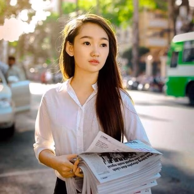 Hot girl bán báo gây sốt cộng đồng mạng.