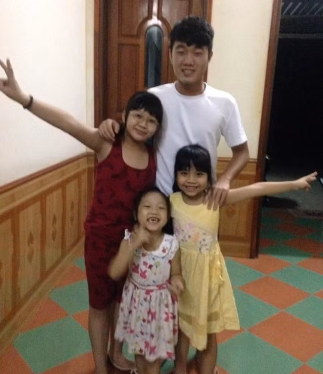 Xuân Trường chụp ảnh cùng các em trong gia đình.