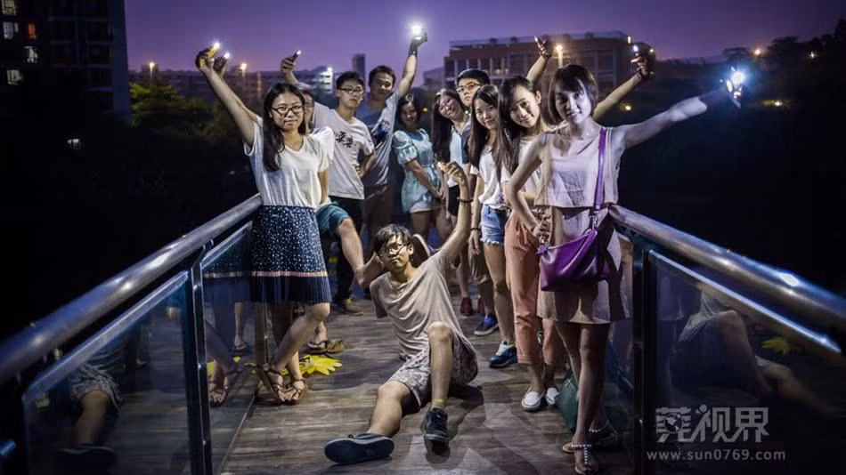 Cùng bật đèn flash và tạo dáng.