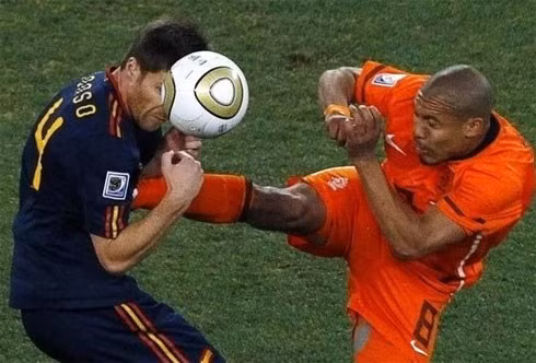 Cú đạp thẳng chân của De Jong (áo cam) dành tặng cho Xabi Alonso tại trận chung kết World Cup 2010 đã đưa De Jong trở thành một hung thần đối với bất kì một đối thủ nào. Có lẽ, De Jong phải nhận một án phạt thích đáng hơn là một thẻ vàng cảnh cáo.