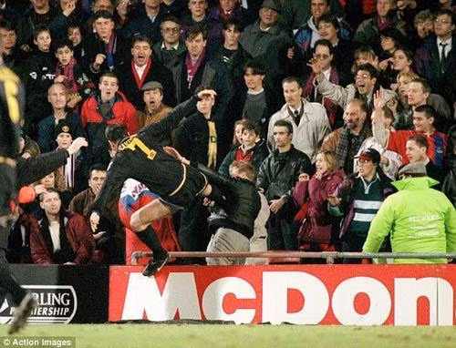 Eric Cantona tự bôi nhọ hình ảnh của mình sau pha kungfu vào CĐV của Crystal Palace.