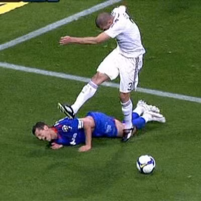 Nói đến Pepe (áo trắng) của Real Madrid thì đó cũng là một biểu tượng của những pha vào bóng "vô học". Sau khi kéo ngã Casquero và bị trọng tài thổi penalty, cầu thủ người Bồ này đã nổi cơn "thịnh nộ" và chạy đến đá tới tấp vào chân và lưng của đối thủ còn nằm trên sân.