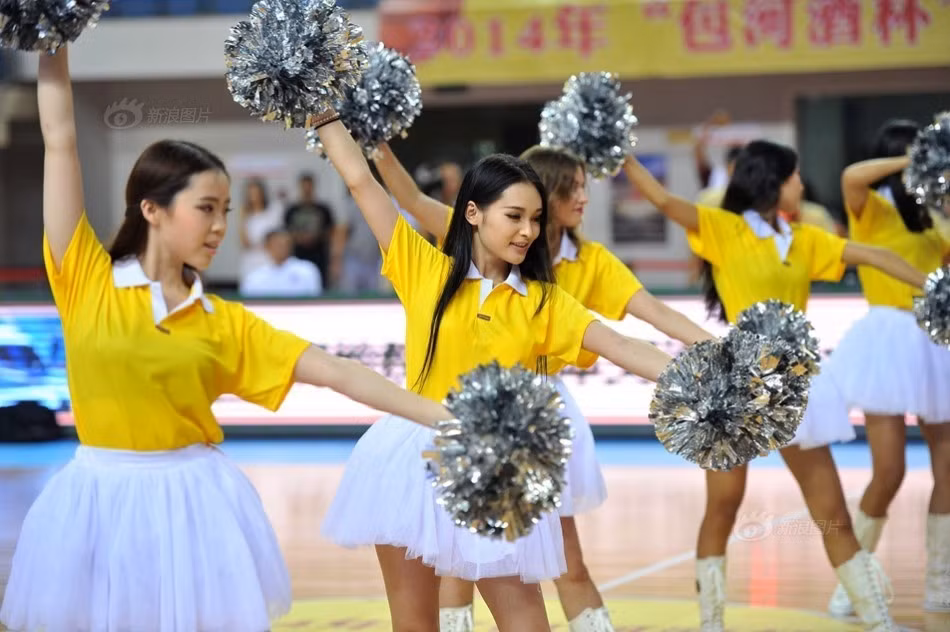 Tại thành phố Hợp Phì, Trung Quốc sẽ diễn ra giải đấu quan trọng giữa các đội bóng rổ và đây cũng là thời khắc quan trọng để các đội cổ vũ thi nhau tỏa sáng. Những hình ảnh mới nhất về những hoạt náo viên xinh đẹp được chia sẻ gần đây đã khiến cư dân mạng xôn xao.
