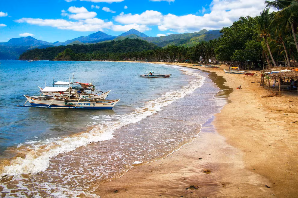 Bên cạnh đó, những bãi biển còn là nơi tổ chức những bữa tiệc vui nhộn, các vũ hội đầy màu sắc cả ban ngày lẫn ban đêm. Nơi đây sẽ lưu lại nhiều khoảnh khắc, kỷ niệm đáng nhớ nếu bạn có dịp đặt chân đến.