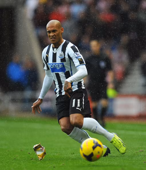 Nằm cùng nhóm với Liverpool còn có "chích chòe" Newcastle.