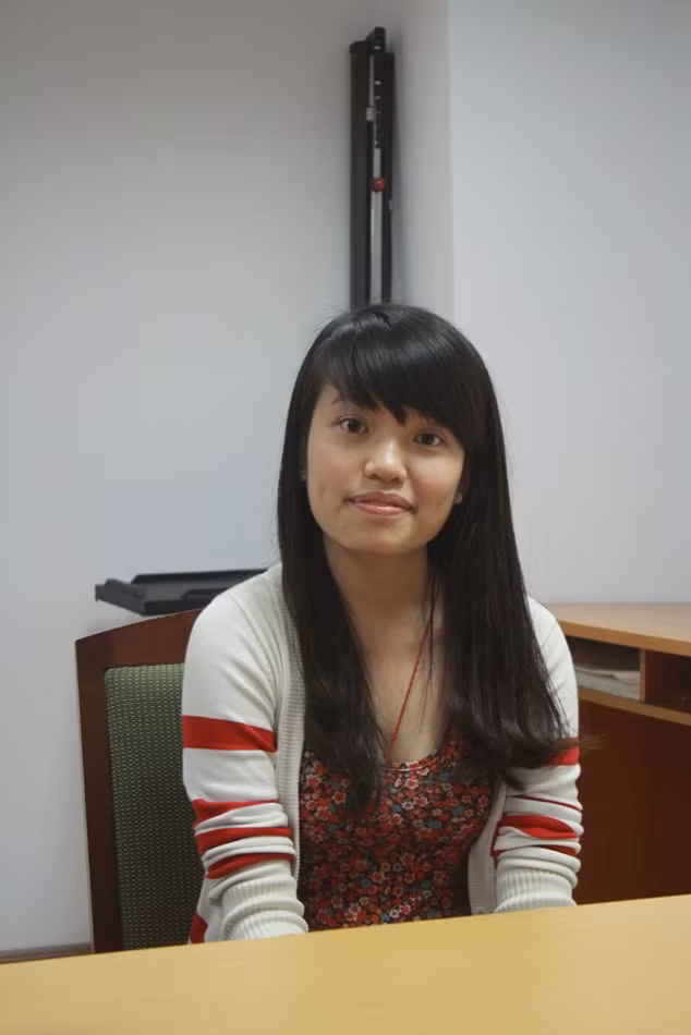 Nguyễn Thị Cẩm Hà, học sinh chuyên Anh Trường PTTH chuyên Hà Nội - Amsterdam bất ngờ khi được nhận vào 9 trường lớn ở Mỹ như ĐH Duke (xếp thứ 7), ĐH Brown (xếp thứ 14), ĐH Wellesley... và được cấp mức học bổng hơn 230.000 USD.