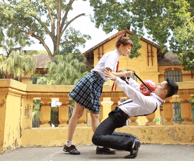 Huyền dần dần mê nghệ thuật tâng bóng và sau thời gian ngắn, Huyền bộc lộ năng khiếu giữ thăng bằng và điều khiển trái bóng. Nên cặp đôi này quyết thể hiện đam mê của mình trong bộ ảnh cưới.
