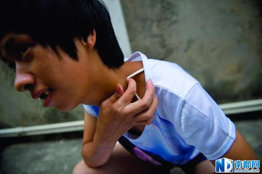Cha của Tiểu Dân cũng bất lực và đôi khi giận dữ trách móc Tiểu Dân.