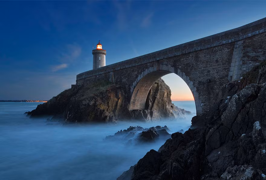Ngọn hải đăng Phare du Petit Minou, Brest, Pháp. Nằm trên một cây cầu được thiết kế nửa vầng trăng, Ngọn hải đăng ngoài công dụng chiếu sáng hướng dẫn tàu thuyền còn là nơi gây cảm hứng cho những người yêu nghệ thuật hội họa, nhiếp ảnh.