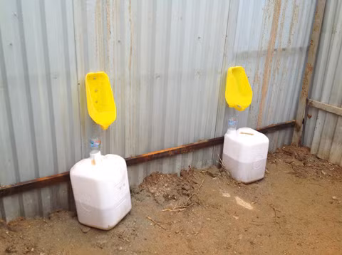 Toilet tự chế.