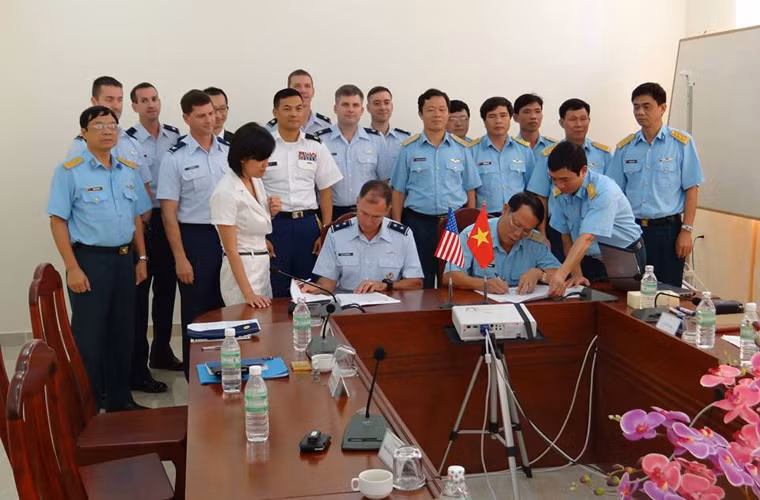Trong những ngày diễn ra chuyến thăm, các sĩ quan Không quân Mỹ và cán bộ, giảng viên, học viên nhà trường Sĩ quan Không quân Việt Nam đã có buổi giao lưu về an toàn bay và một số hoạt động khác.